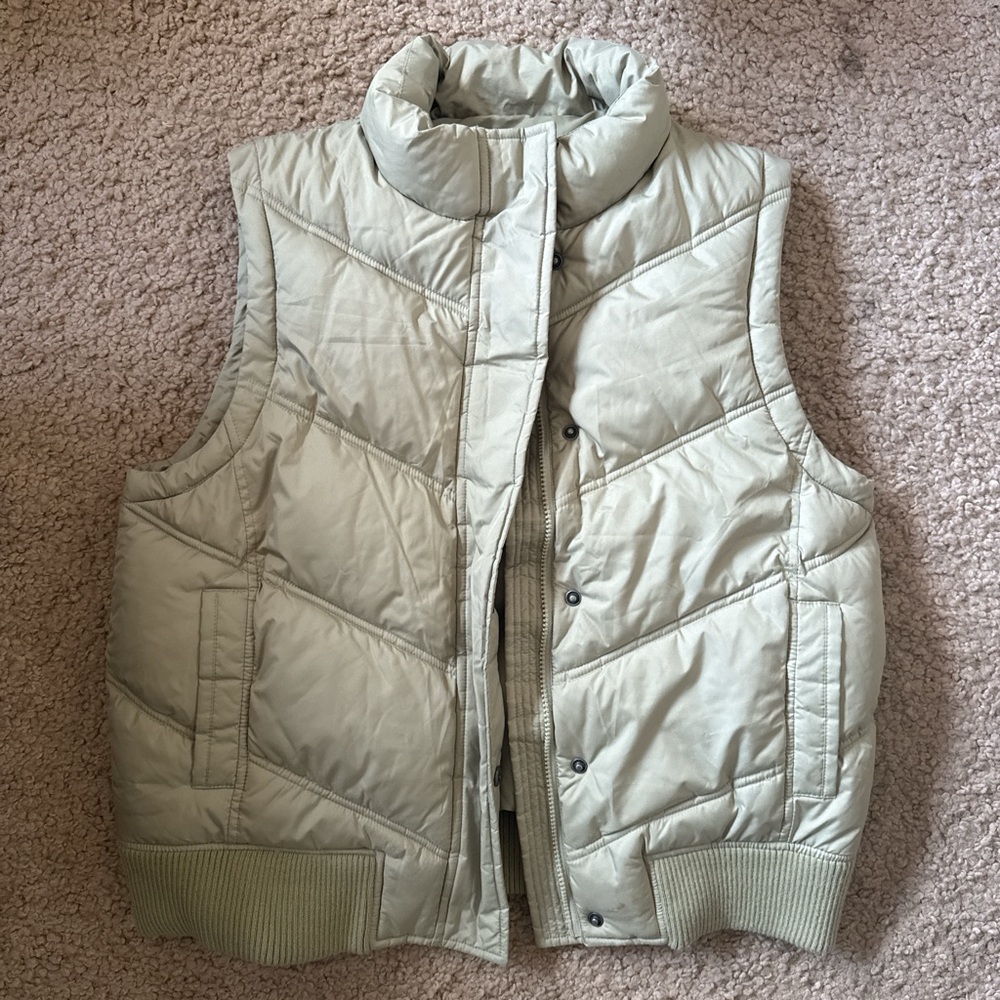 GAP Light Sage Quilted Puffer Vest - Pale Green